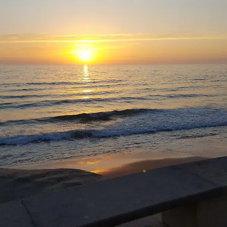 Beach House Surfing And Sea Views *
